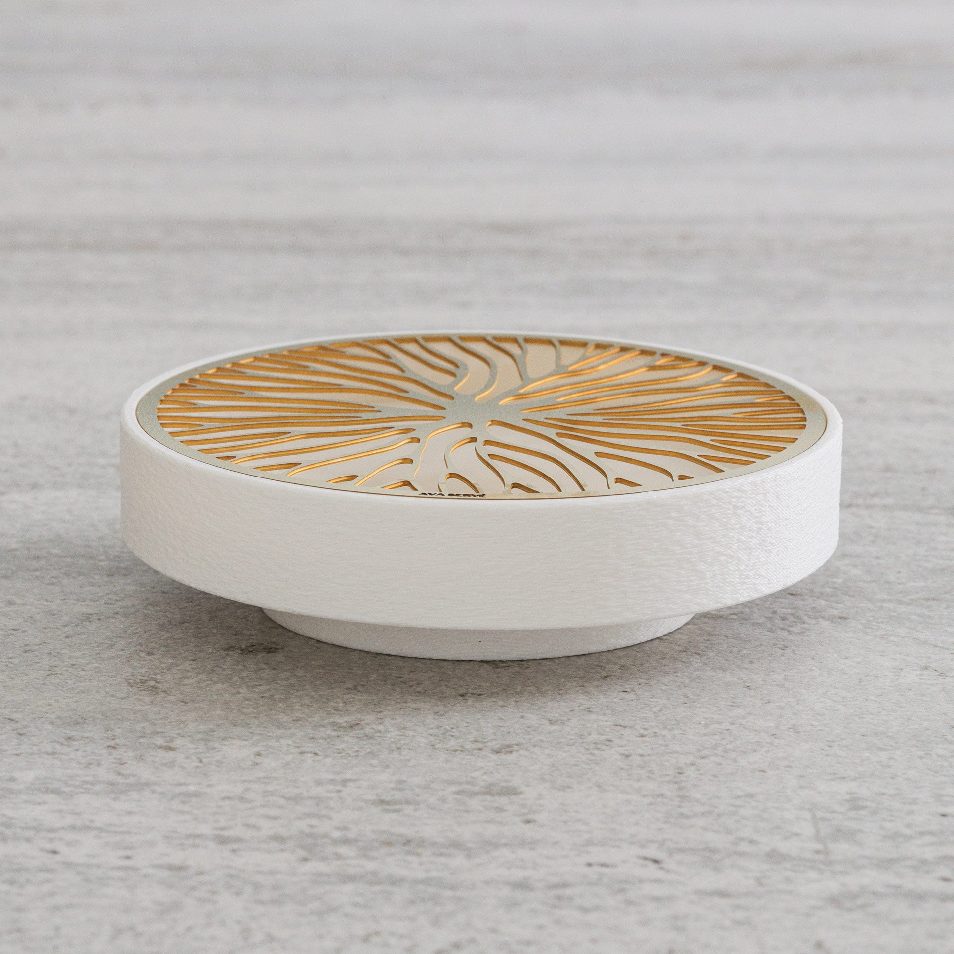 Eira Elevated - (1pc) Brass / White