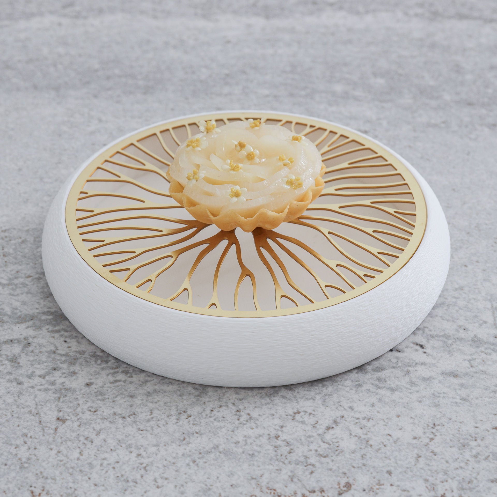 Eira - (1pc) Brass / White